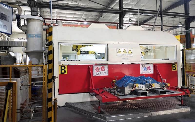 Sistema de corte por jato de água robô, adota braços robóticos FANUC, usados para corte da indústria de interiores automotivos