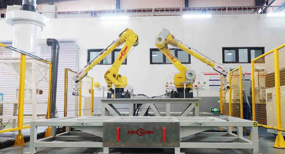 роботизированная система гидроабразивной резки, оснащенная роботизированными манипуляторами FANUC, используемая для резки интерьеров автомобилей