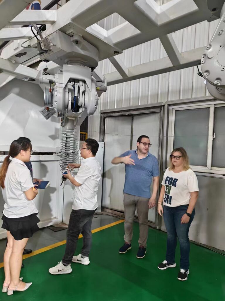 robot su jeti kesim sistemi, otomotiv iç sanayi kesimi için kullanılan FANUC robot kollarını benimseyin